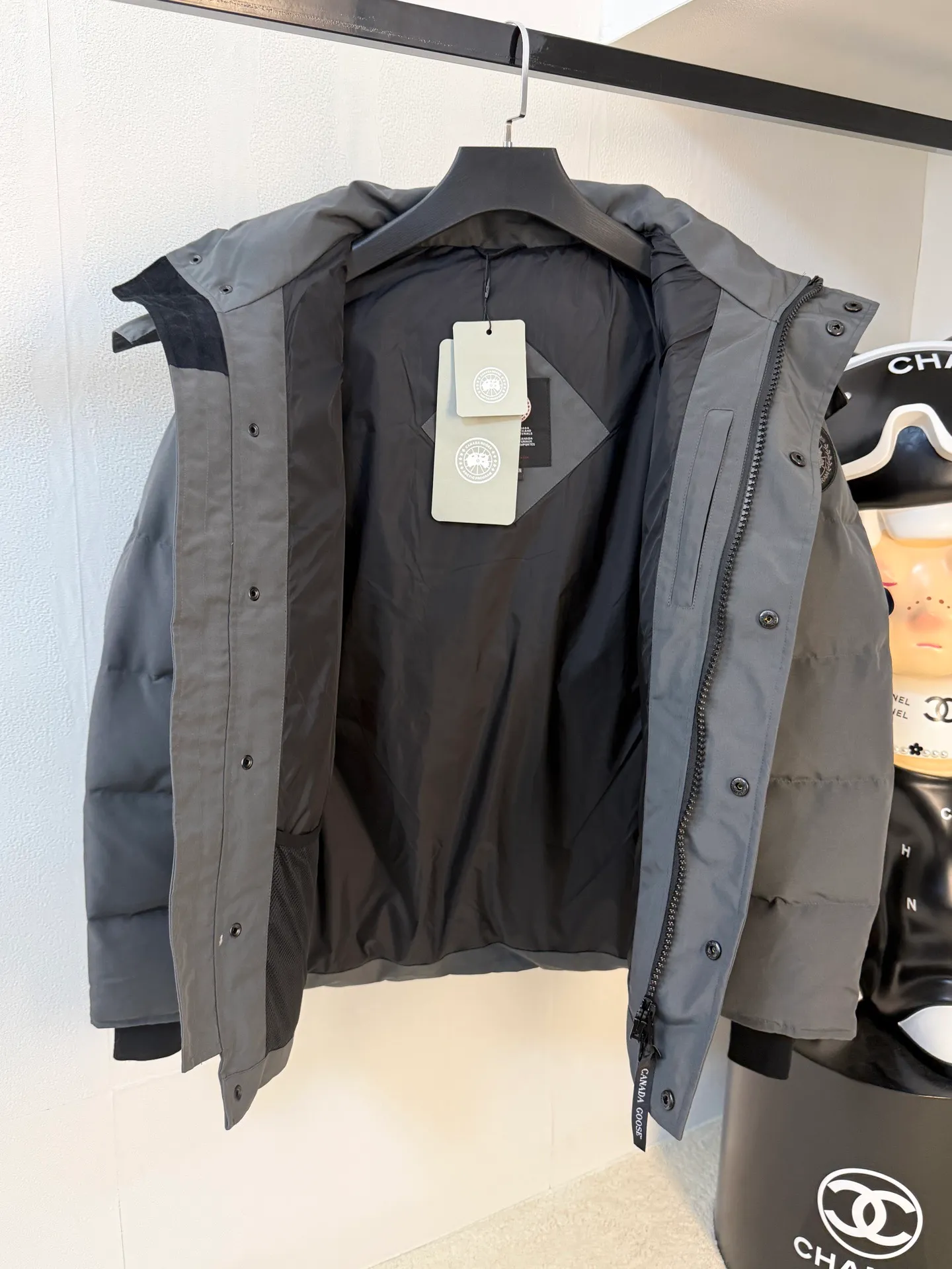 P880 CANADA.GOOSE】🇨🇦The top original New Expedition limited edition Parker short model Canada🦢 One of the most popular models of Goose brand in 2024 winter! No more worries about wearing different clothes on the street. Top original analysis. Analysis 1 (Wolf Hair): It is guaranteed that the fur collars received by all customers are cleaner than the color. Each wolf hair is 43cm long and 16cm wide, all made from wild first-grade gray wolf skins in western Canada! Analysis 2 (Trademark): We use custom-dyed embroidery thread, which truly achieves 100% trademark, ensuring that the embroidery thread is completely consistent with ZP, with zero color difference and 100% true-to-version reproduction of map letters! (We can guarantee that no one in our industry is more attentive and professional than us!) Analysis 3 (fabric): The new expedition model is made of two fabrics, instead of the old expedition 21-count all-round fabric! The front piece is made of 18-count glue and the back piece (sleeves) is made of pongee fabric! While ensuring the 5-level cold protection index, it also ensures the comfort and fit of the upper body. The fabric is as comfortable as the old Expedition 5-level cold protection index. Analysis 4 (auxiliary materials): The original molded land mine buckle, comma buckle, zipper embryo, four-button buckle, and washed, labeled and dyed cuff threads are not 100% flawless, and there are also velvet runoffs, and most of the wolf fur is mainly eastern yellow wolf fur. (Because our wolf skins are all auctioned at the same auction house) There is an auction list to prove it. Note: During the production process, some businesses add waste silk, 50% velvet, hand-feel velvet, etc. into the clothes in order to maximize profits! But on the outside of the clothes, they use good fabrics and match them with good wolf fur. They say it is purchasing agent grade 90 white duck down, or even more exaggeratedly, it is white goose down, to fool the layman! (Please consult the official website. All styles are made of white duck down) Sizes XS-XXL